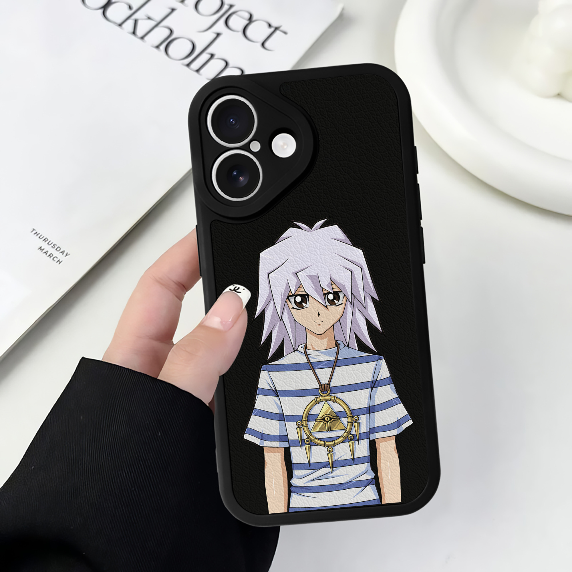 （画像用） 遊☆戯☆王 Yu-Gi-Oh! 【iPhone 16シリーズ対応】シリコンスマホケース（レザー調） 材質：シリコン